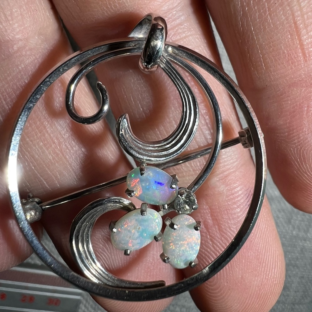 Vintage 1970’s KREMENTZ Silver Tone Brooch Pin with Opal
Color gems